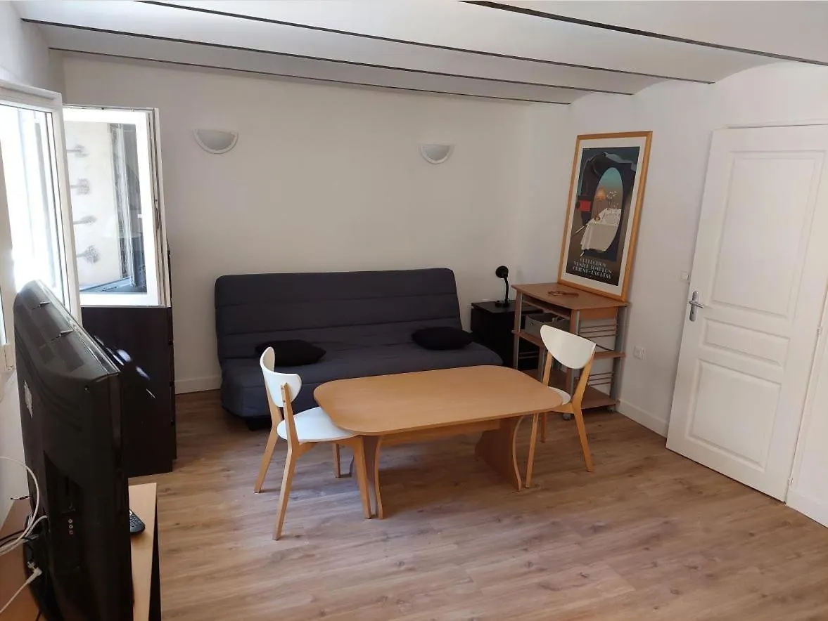 Studio rez-de-jardin 30m² avec cuisine équipée en centre-ville et 9 mn a pied des plages Saint-Raphaël