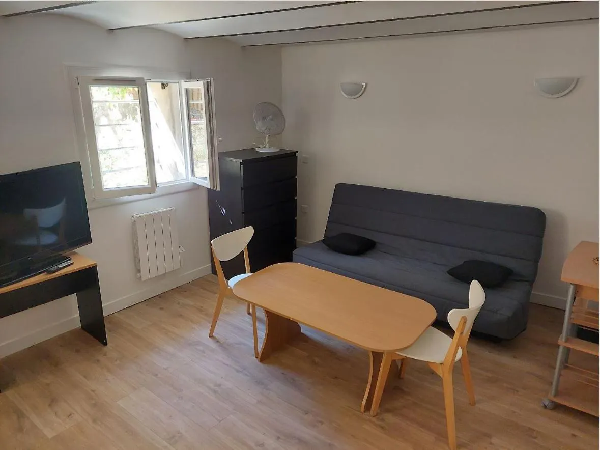 Studio rez-de-jardin 30m² avec cuisine équipée en centre-ville et 9 mn a pied des plages Saint-Raphaël France