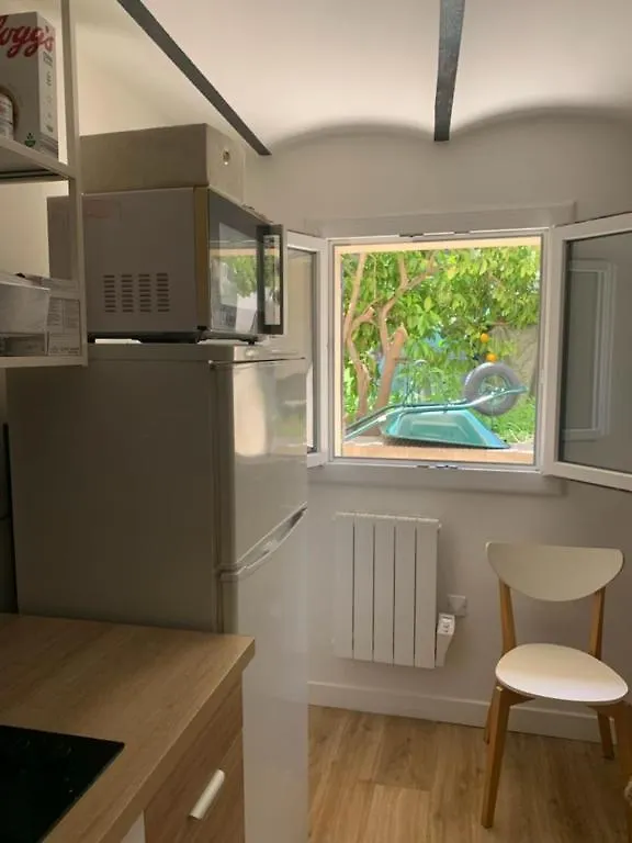 Studio rez-de-jardin 30m² avec cuisine équipée en centre-ville et 9 mn a pied des plages Saint-Raphaël 0*,