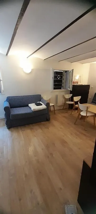 Studio rez-de-jardin 30m² avec cuisine équipée en centre-ville et 9 mn a pied des plages Saint-Raphaël 0*,  France