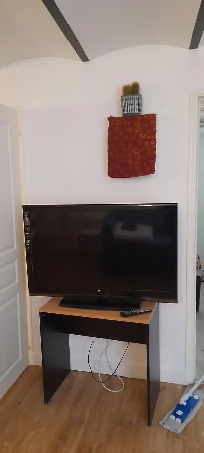 Appartement Studio rez-de-jardin 30m² avec cuisine équipée en centre-ville et 9 mn a pied des plages Saint-Raphaël France