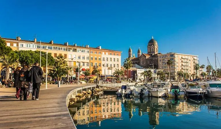 Appartement Studio rez-de-jardin 30m² avec cuisine équipée en centre-ville et 9 mn a pied des plages Saint-Raphaël France